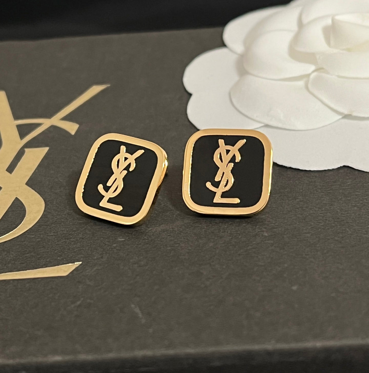 Stylish simple VZ earrings