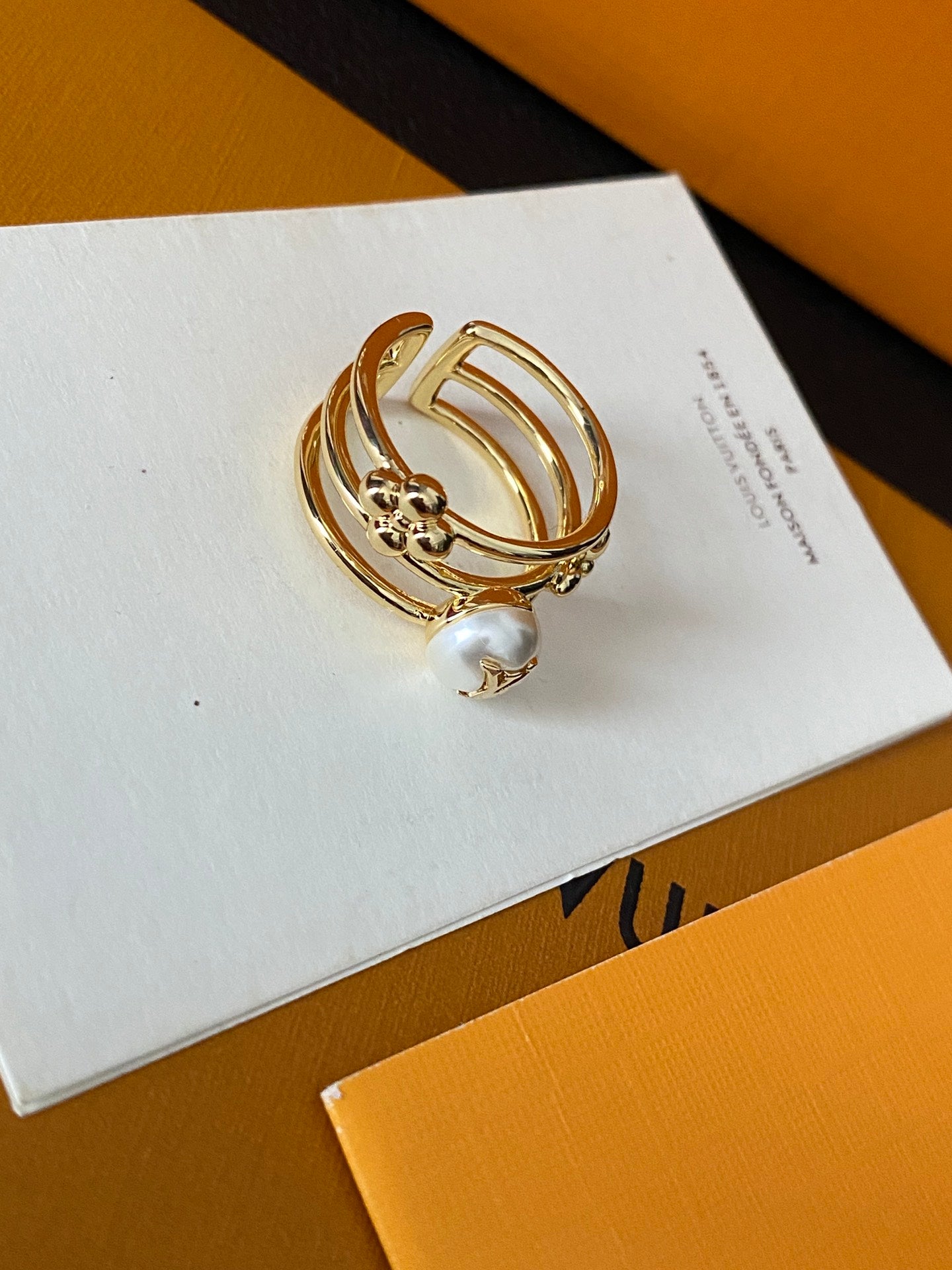 Luxurious pearl brass ring