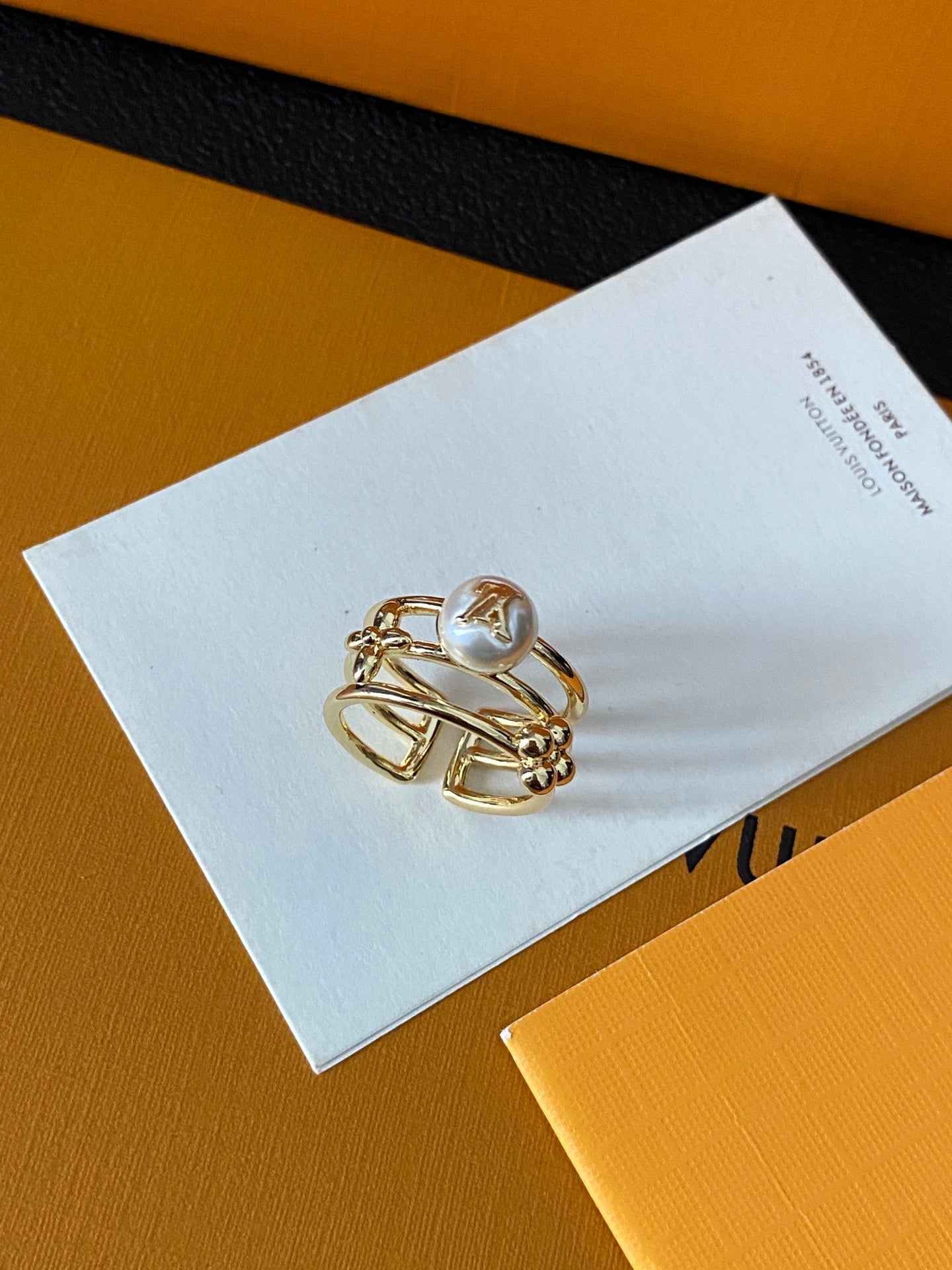 Luxurious pearl brass ring