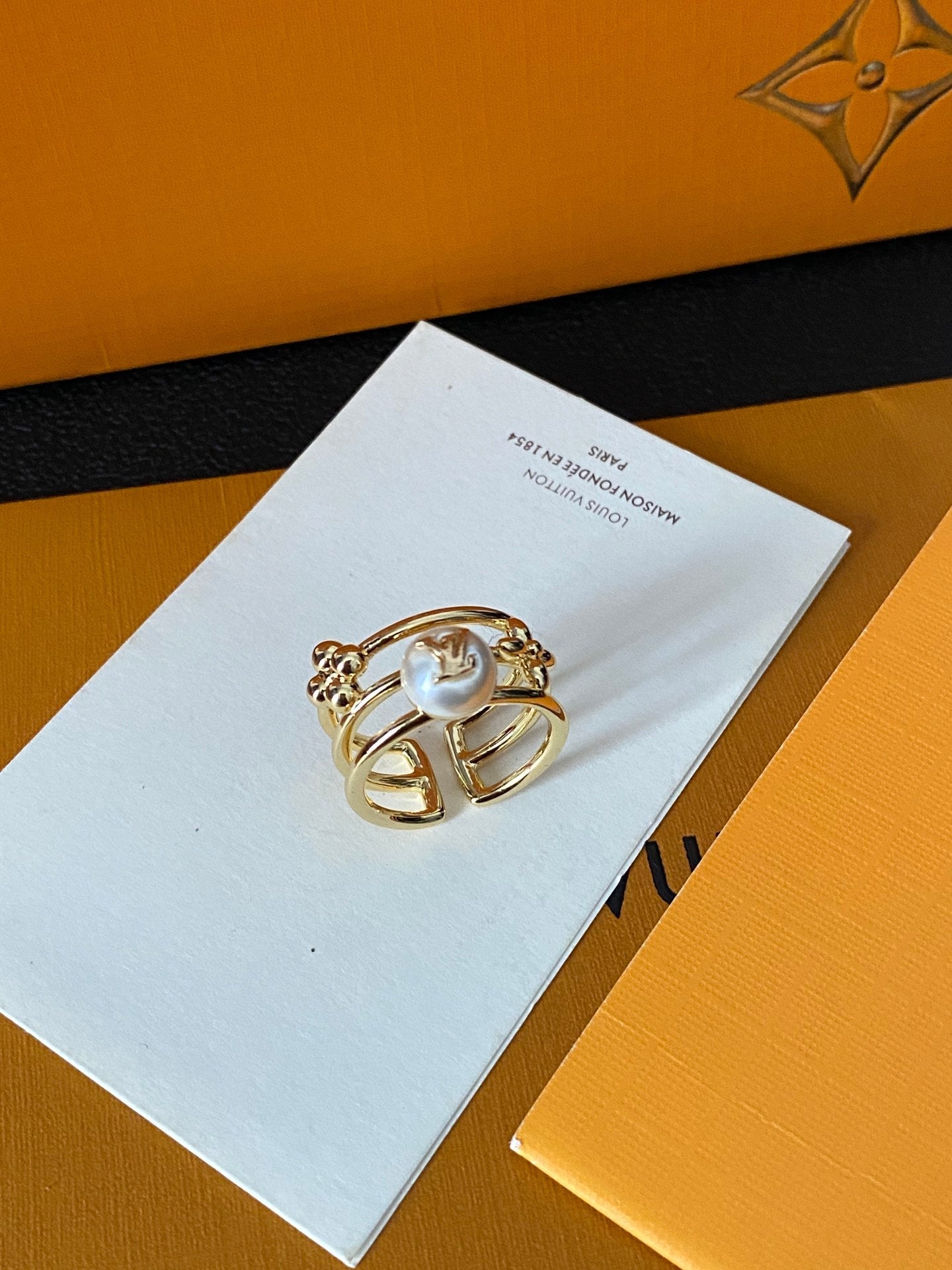 Luxurious pearl brass ring